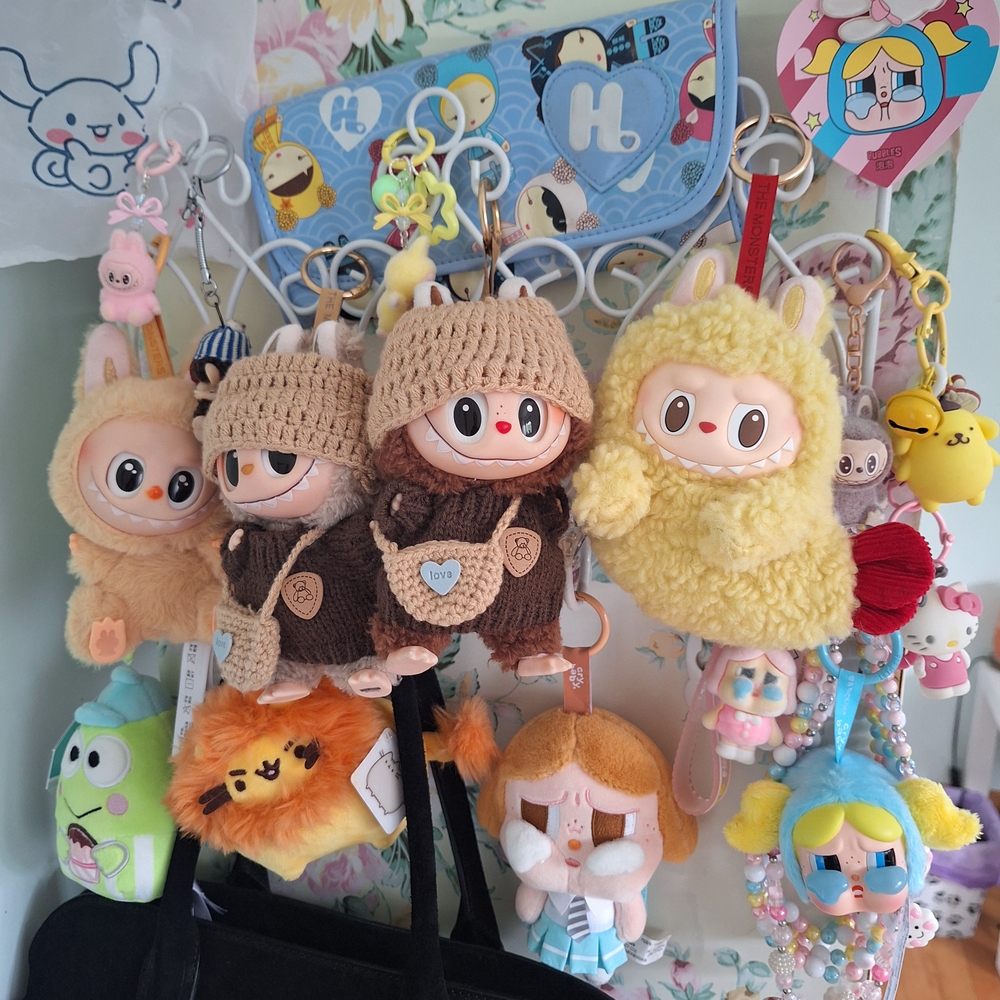 I COLLECT AND ALWAYS LOOKING FOR POP MART OR SANRIO ITEMS!!!!